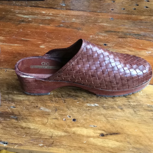 Allison Chase Old School Clogs - Picture 2 of 5